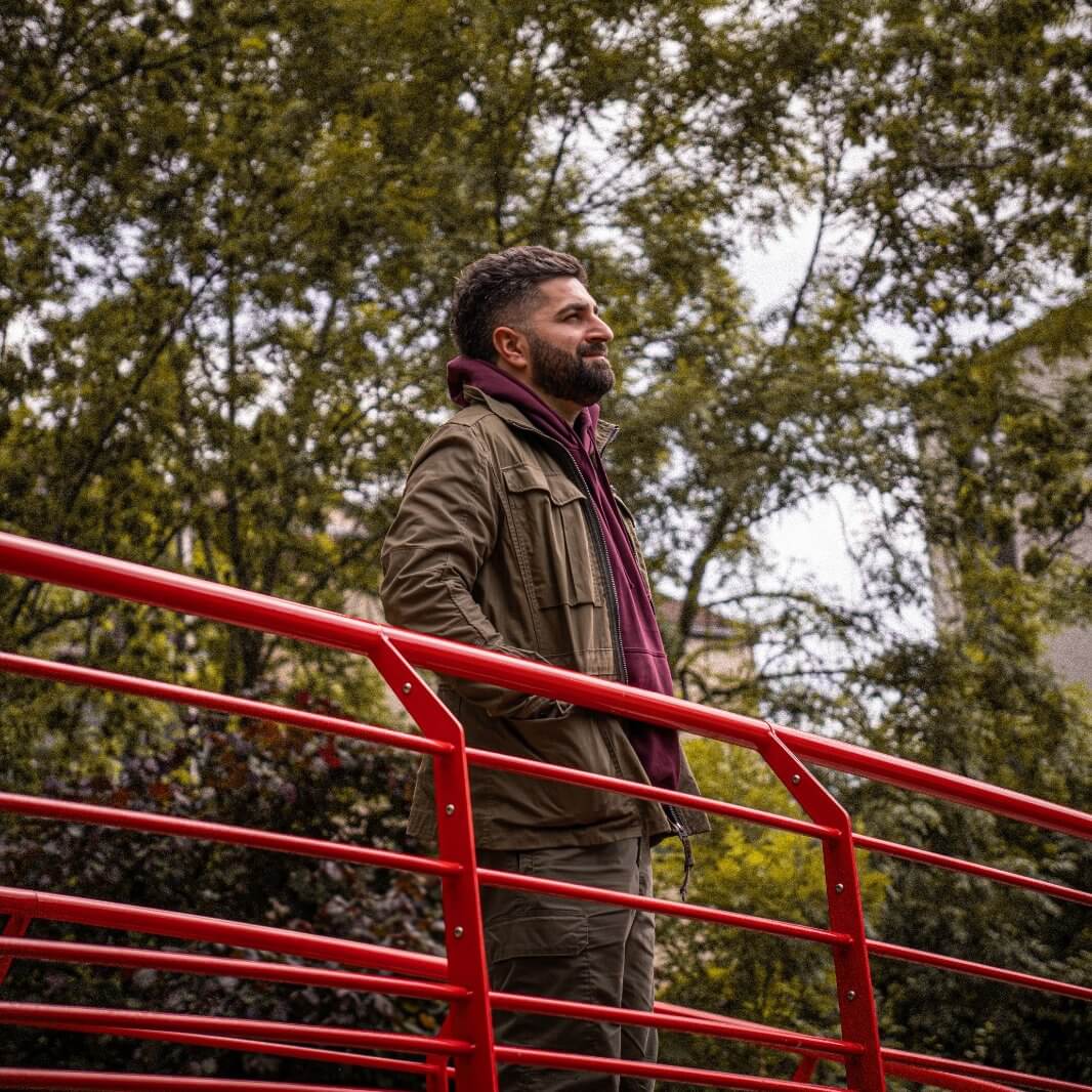 Portrait d'Anthony Blochet, designer de logos à Clermont‑Ferrand